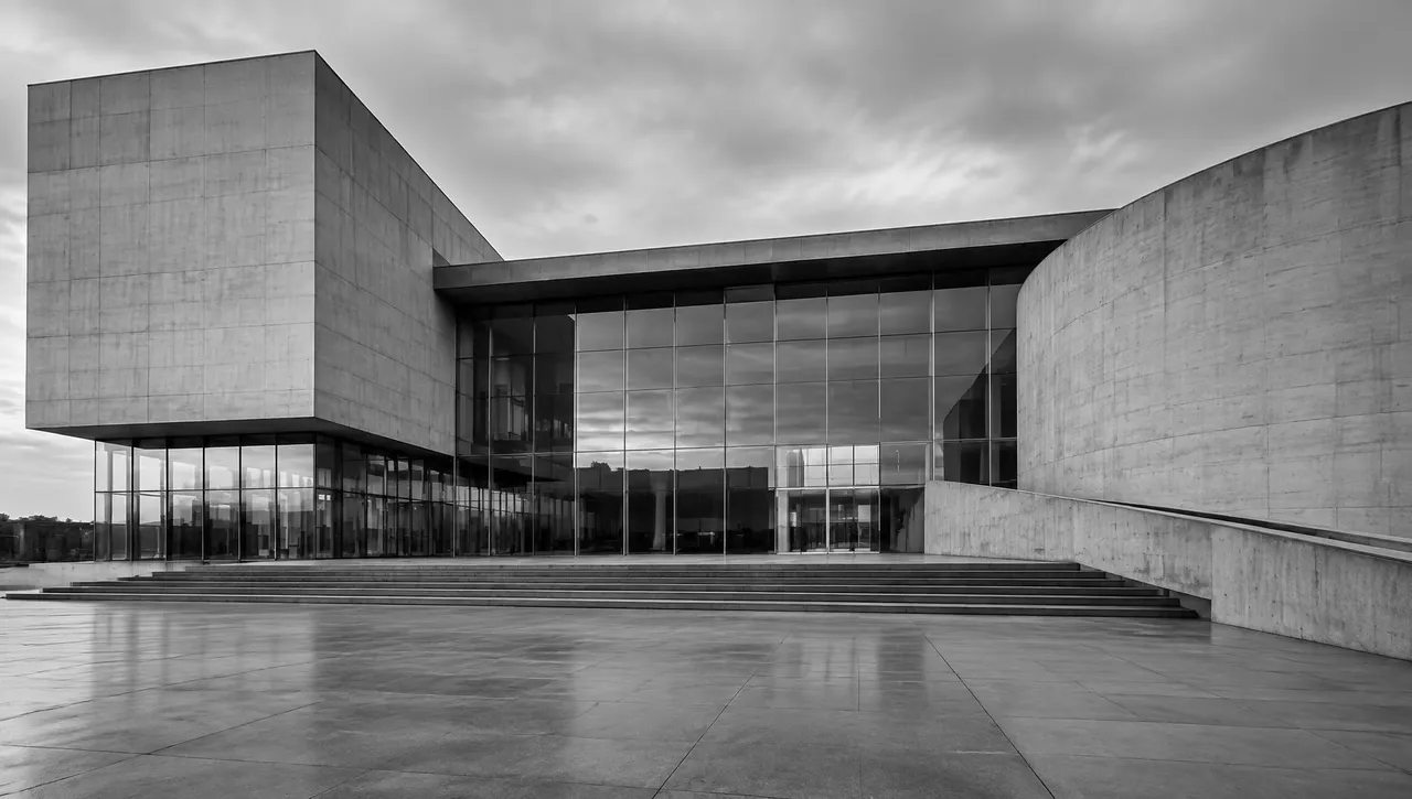 Facciata di un edificio pubblico contemporaneo in cemento e vetro